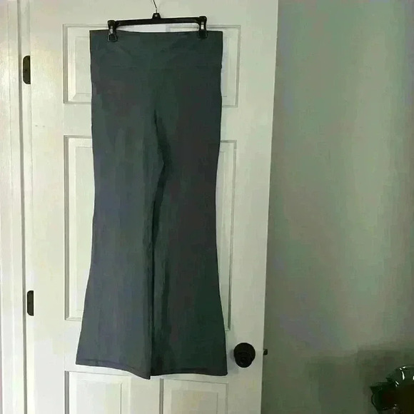 Gray Gapfit studio sky high flare workout pants size L - Picture 1 of 3
